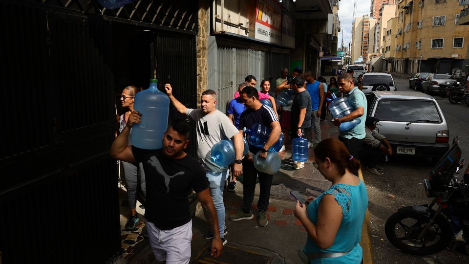 People line up outside a supermarket in Caracas, Venezuela, on January 3, 2026, fearing supply shortages after the US attacks and the capture of President Nicolás Maduro became known. - Javier Campos/picture alliance/Getty Images
