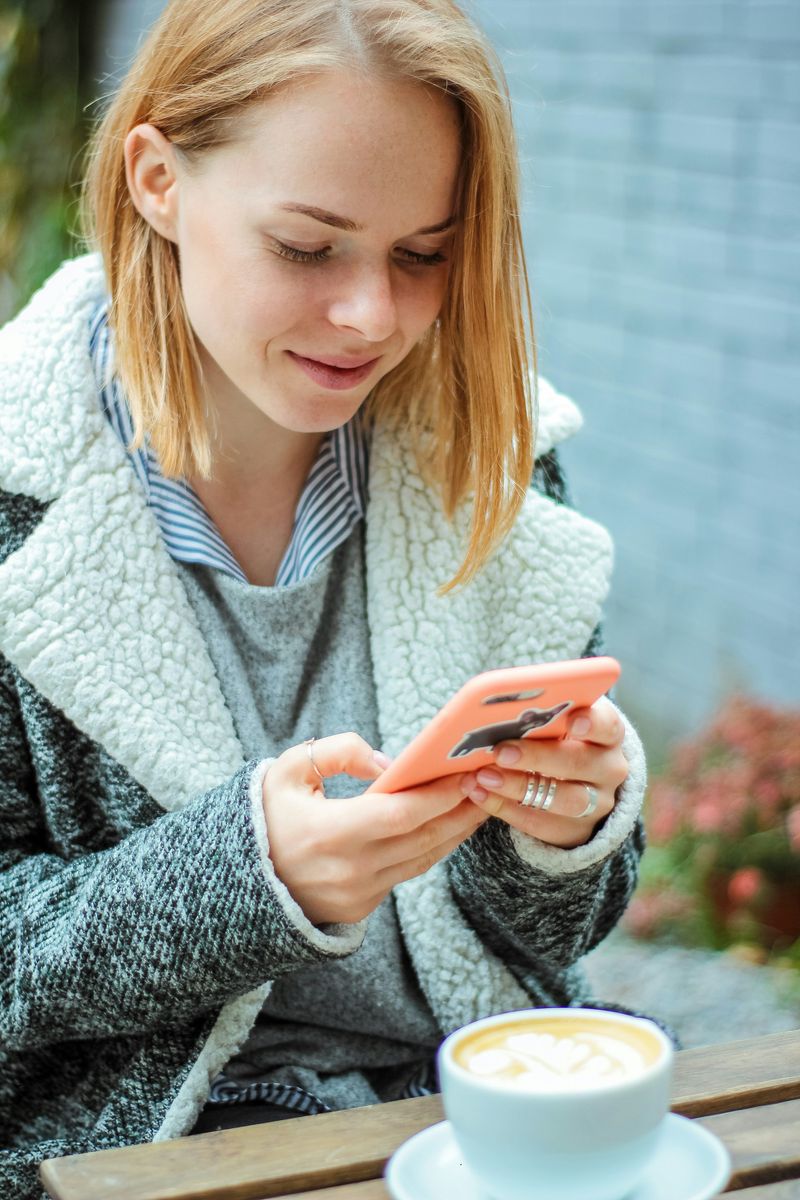 5 texts she'll always reply to