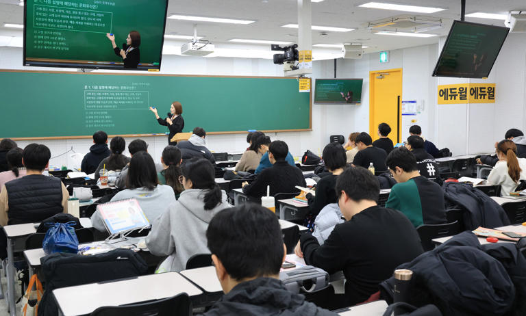 Civil service exam takers rebound in Noryangjin