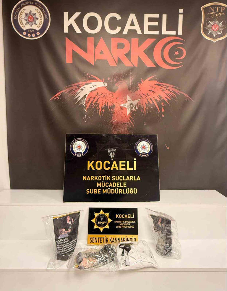KOCAELİ İL EMNİYET MÜDÜRLÜĞÜ EKİPLERİNCE İL GENELİNDE DÜZENLENEN OPERASYONLARDA UYUŞTURUCU MADDE TİCARETİ VE KULLANIMINA YÖNELİK YÜRÜTÜLEN ÇALIŞMALAR KAPSAMINDA 5 ŞÜPHELİ ŞAHIS GÖZALTINA ALINIRKEN 1 KİŞİ TUTUKLADI.