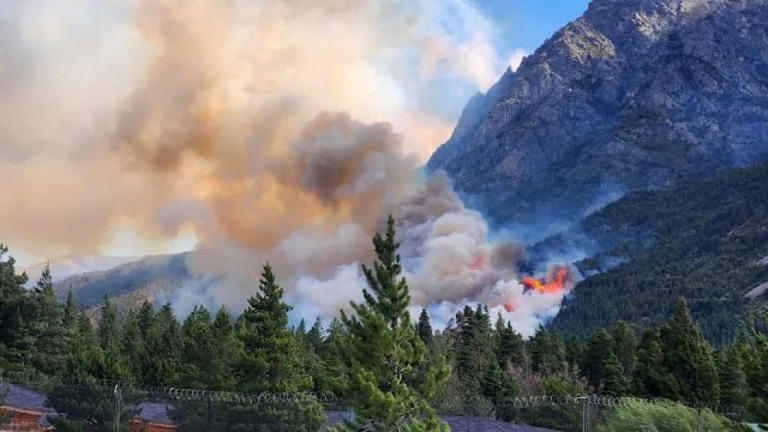 Incendios en Chubut: evacuaron otra localidad y volvieron a cerrar un ...