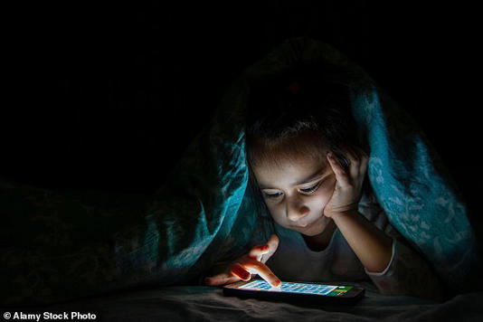 New government research has shown that children who use their smartphones or watch TV for longer than five hours a day say fewer words 