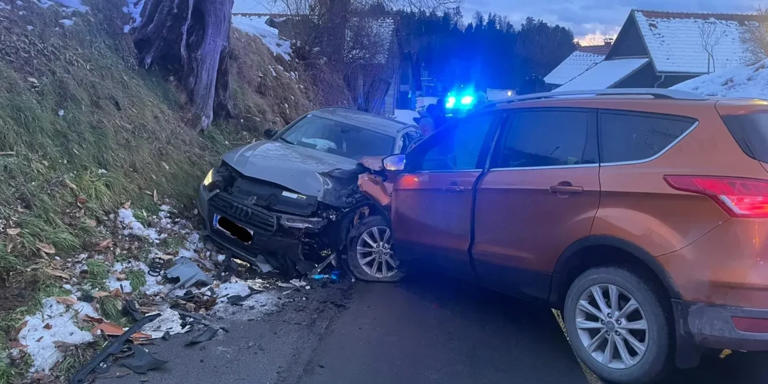 Schwerer Frontalcrash in Gundersdorf: Fünf Menschen verletzt