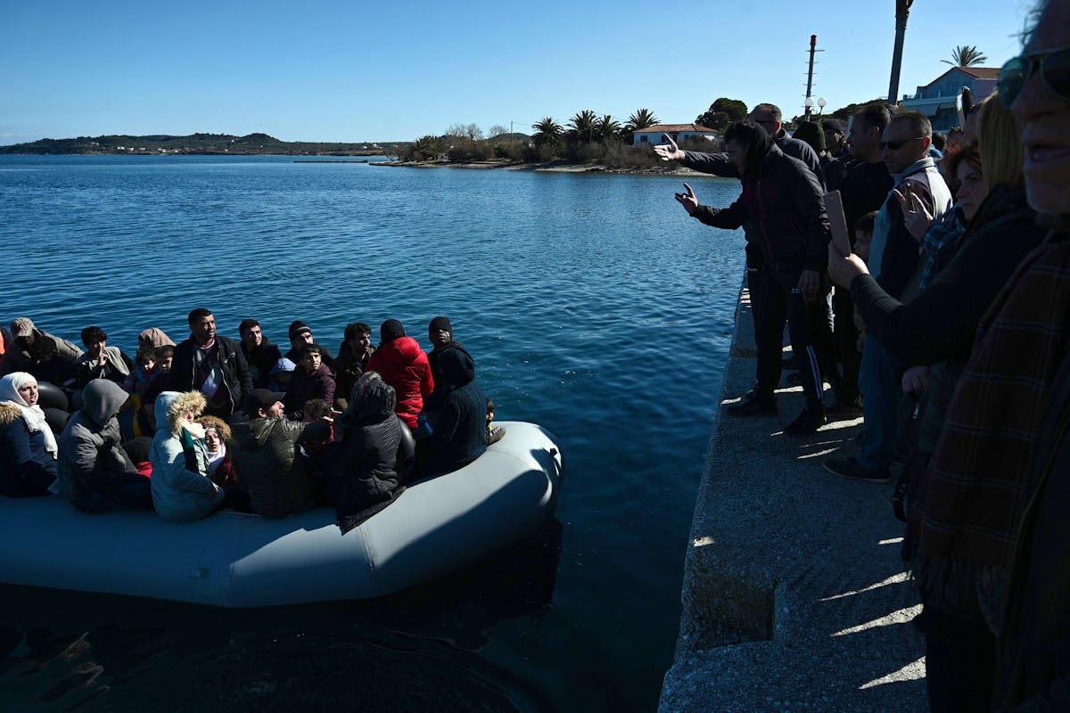 Un mort et sept disparus dans le naufrage d’un bateau de migrants