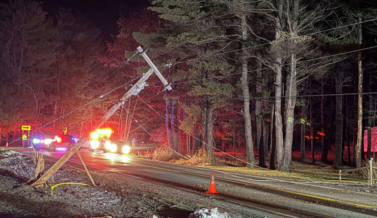 Sanford crash knocks down power pole, leaves 220 without power