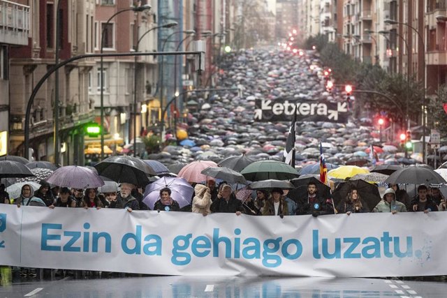 Miles de personas se manifiestan en Bilbao para pedir el fin de las ...