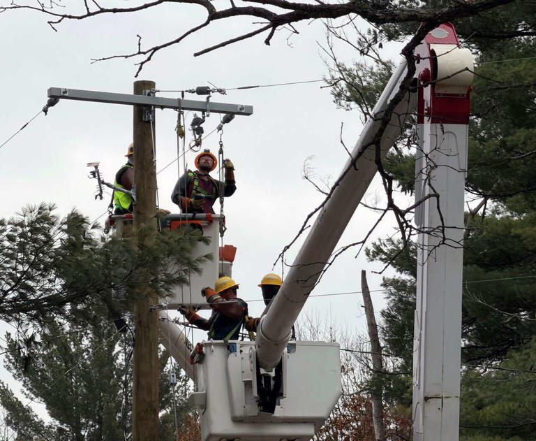 Sanford crash knocks down power pole, leaves 220 without power