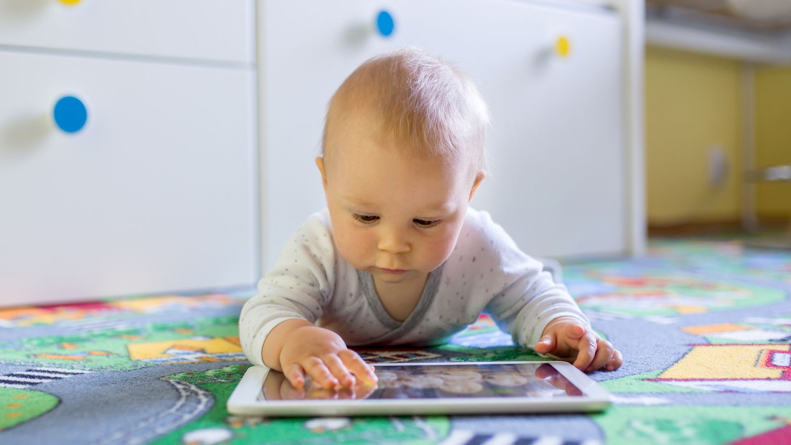 Screen time linked to poor speech development in under-fives, say ministers