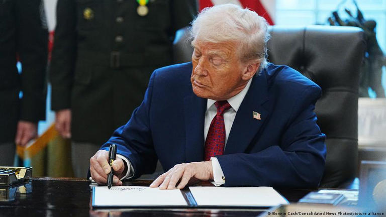 Donald Trump asegura que los cárteles de la droga controlan a México y los ha designado como grupos terroristas.