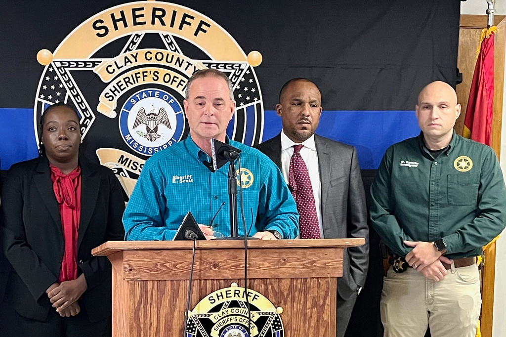 6 people killed in Mississippi rampage, including 7-year-old girl. Suspect charged with murder<br><br>