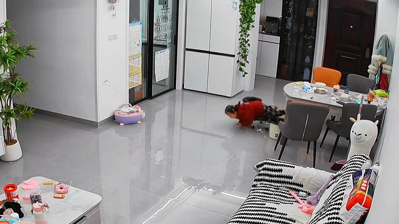 Child tumbles off small bench in surprising fall in Anhui, China