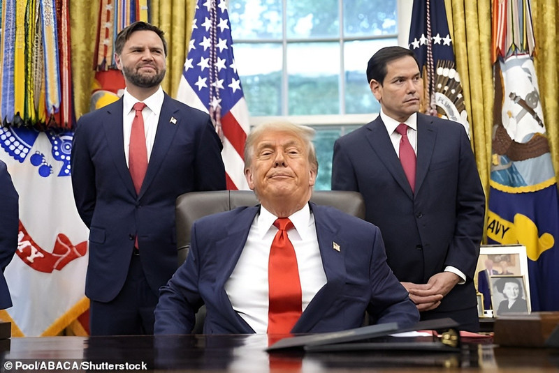 Đôi giày không vừa chân gây tranh cãi của ông Trump