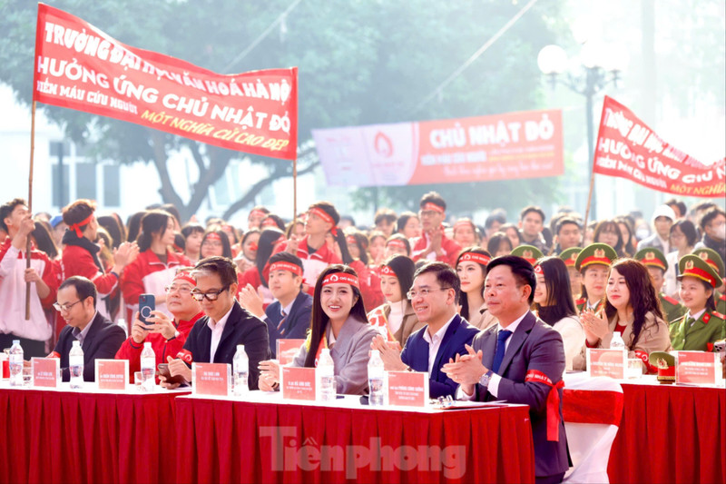 Hồng Diễm và nhiều diễn viên hiến máu ở Chủ Nhật Đỏ