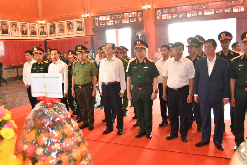 Đại tướng Nguyễn Trọng Nghĩa thăm, tặng quà tại An Giang