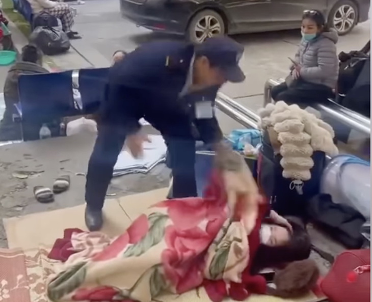 Bức xúc bảo vệ 'ném chăn' người nhà bệnh nhân giữa trời lạnh, thương những người vật vạ ở bệnh viện