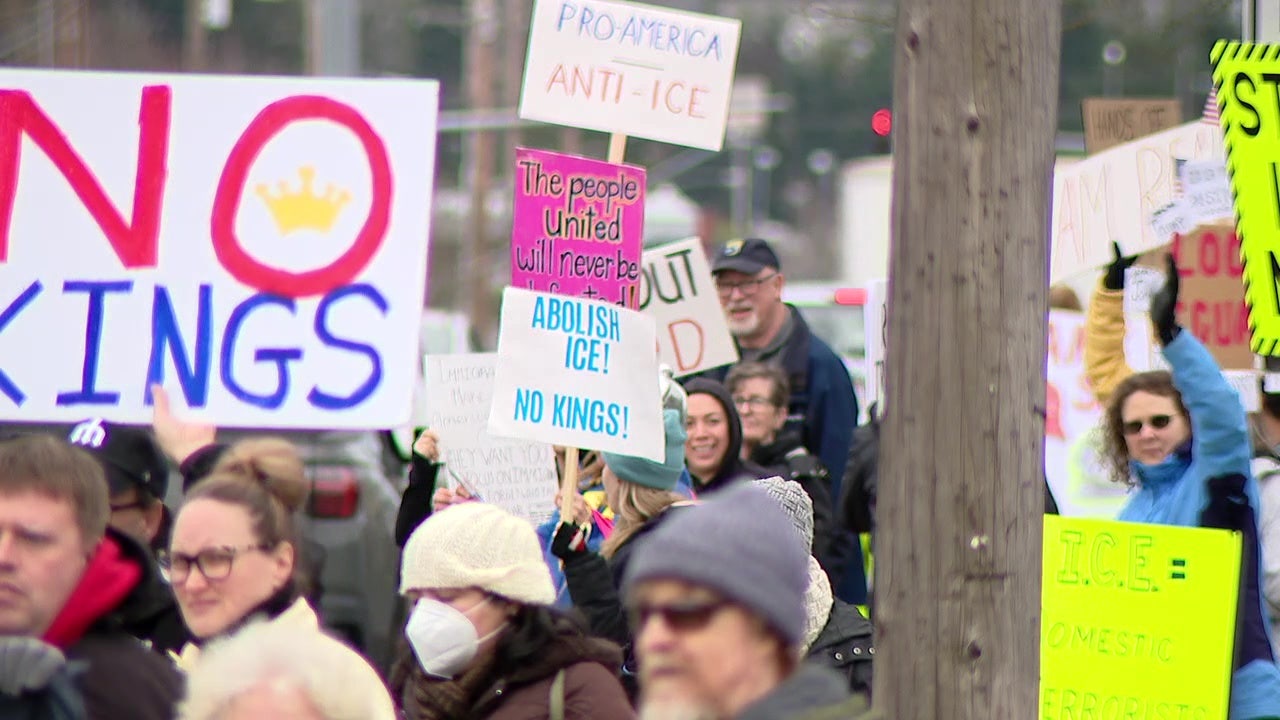 Crowd protests in Lynnwood and across WA after ICE kills Minneapolis woman