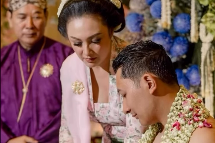 Beri kejutan untuk ibu, Darma Mangkuluhur datangkan Brian McKnight saat resepsi pernikahan