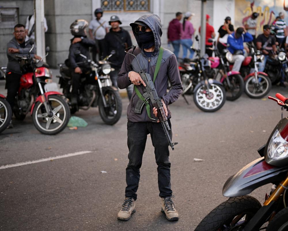 US urges its citizens to flee Venezuela amid reports of paramilitaries<br><br>