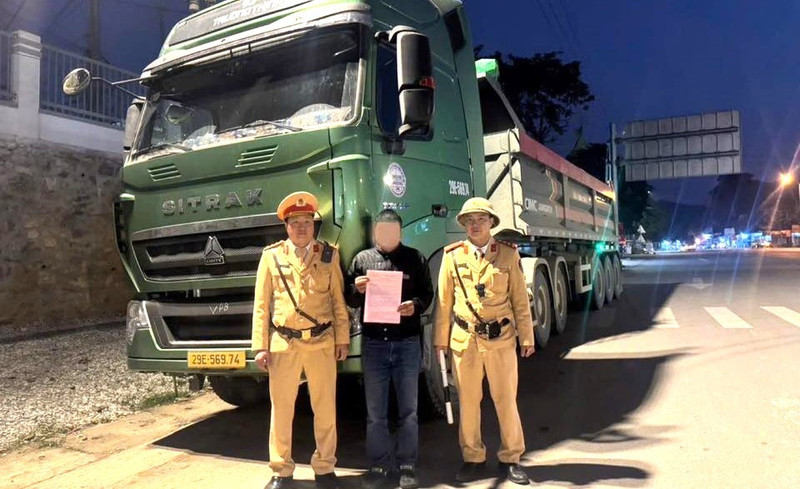 Biết công an kiểm tra, lái xe tải chủ động lấy ma tuý ra nộp