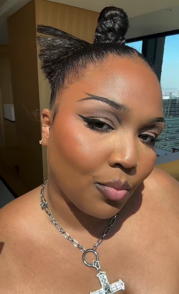 After longtime use of wigs and extensions, here's what Lizzo's real ...