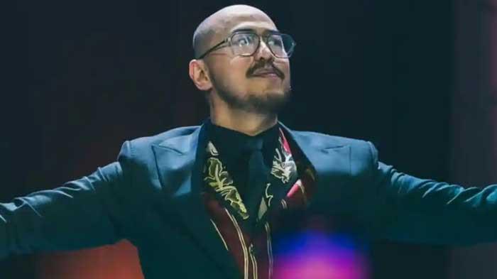 Sosok Dedi Gumelar alias Miing Bagito yang bela komika Pandji Pragiwaksono, sebut politik itu kotor