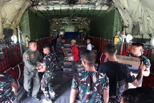 Pastikan bantuan jangkau pelosok, TNI berjalan kaki salurkan logistik