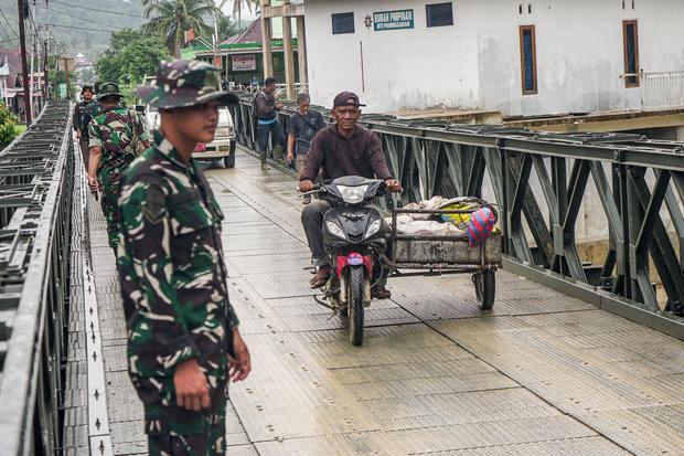 Warga & TNI percepat pembangunan jembatan Bailey dan Armco di Sumut–Sumbar