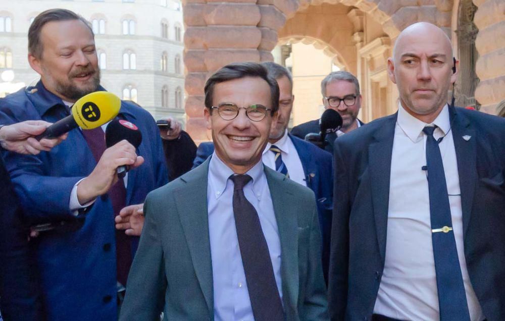 Perdana Menteri Swedia, Ulf Kristersson (berkacamata) (Wikimedia.org/Frankie Fouganthin)