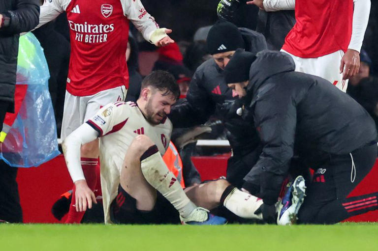 LONDON, ENGLAND - JANUARY 8: Conor Bradley of Liverpool is treated for injury as Gabriel Martinelli and Gabriel Magalhaes of Arsenal look on during the Premier League match between Arsenal and Liverpool at Emirates Stadium on January 8, 2026 in London, England. (Photo by Marc Atkins/Getty Images)