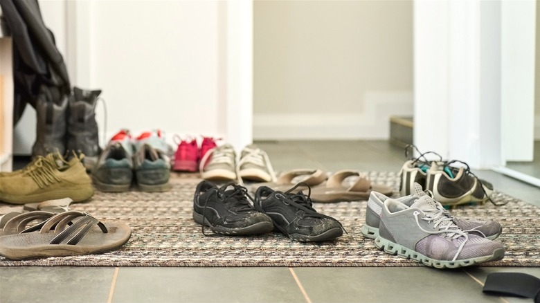 Build a multifunctional shoe rack with this creative DIY idea