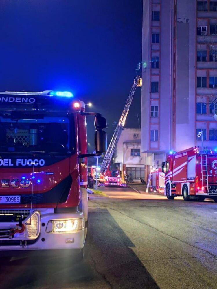 Incendio nel grattacielo di Ferrara, 17 intossicati e 200 evacuati