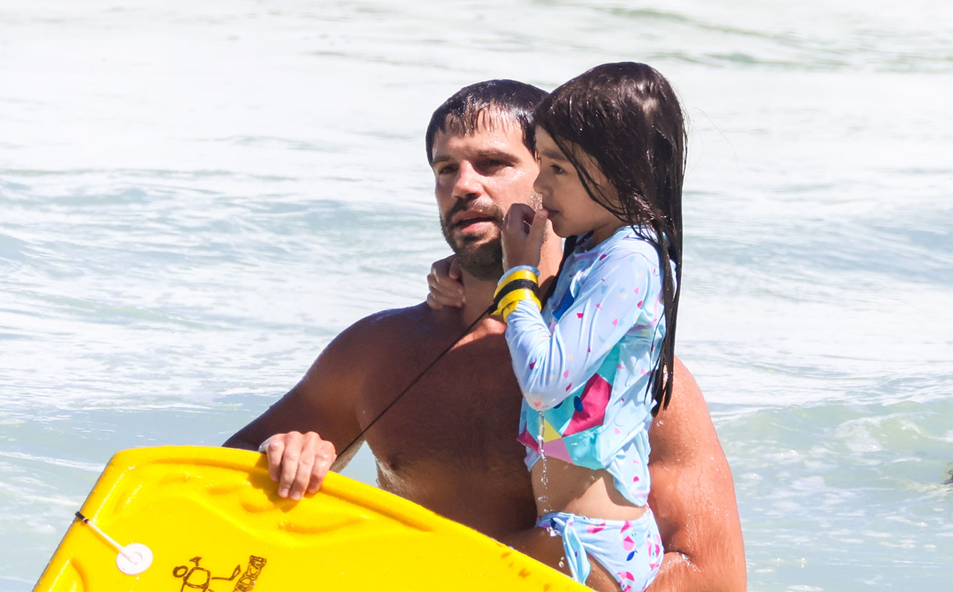 Duda Nagle curte momentos de diversão com a filha Zoe em praia do Rio ...