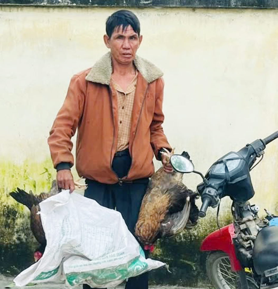 Trộm gà khi đang chờ xét xử án trộm cắp