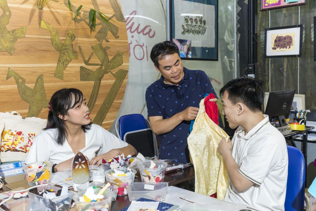 Ghép vải vụn để nối những mảnh đời