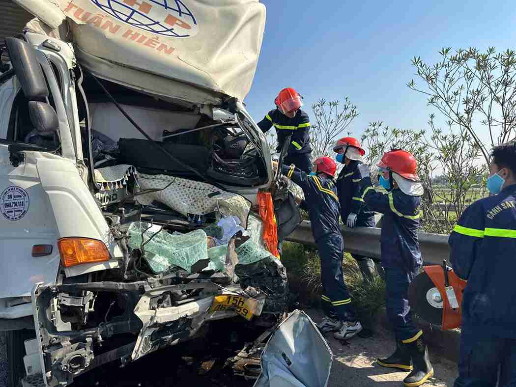 Va chạm giữa 2 xe tải ở Hưng Yên, tháo cabin cứu tài xế mắc kẹt