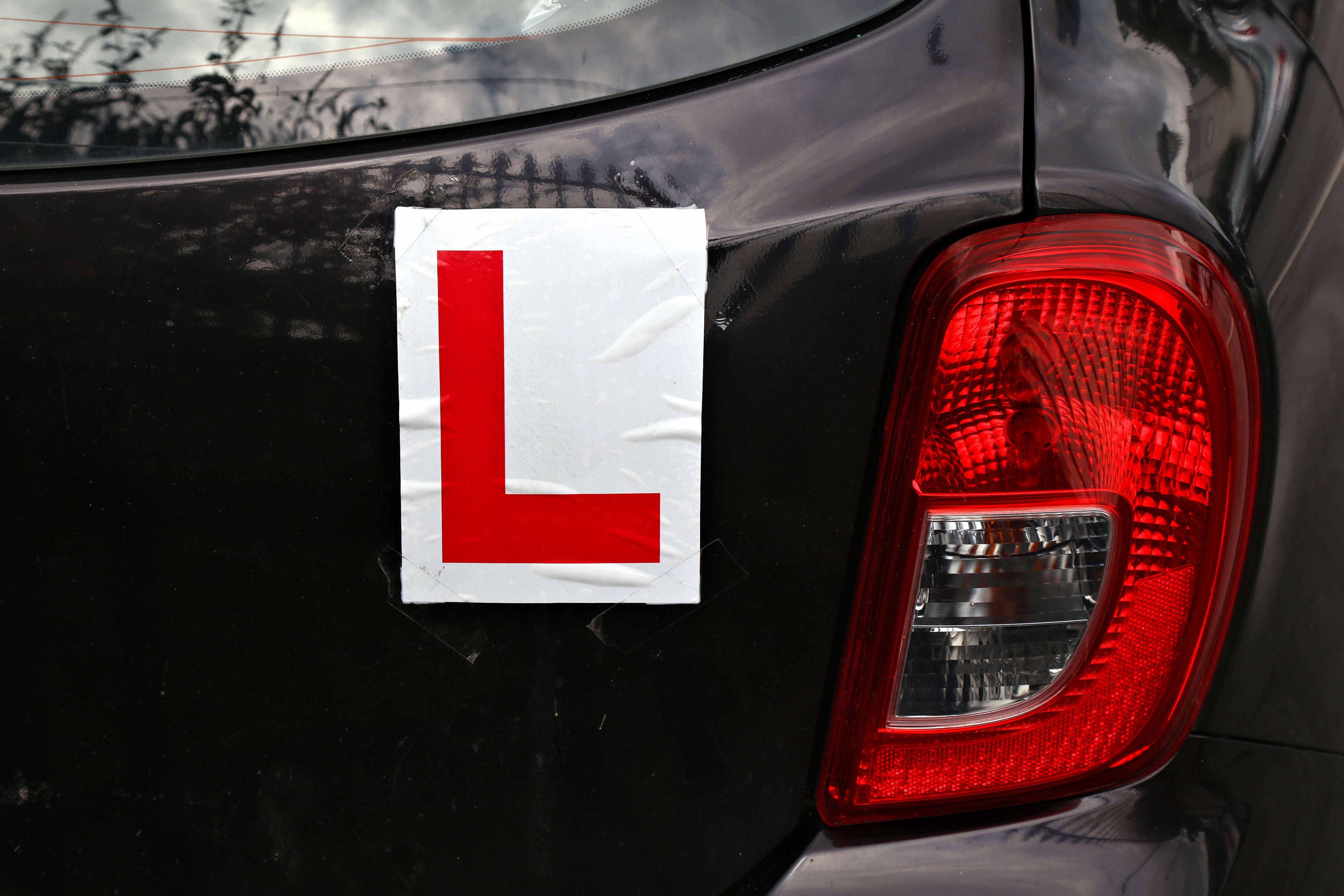 Britse examinator weigert rijexamen af te nemen vanwege regendruppels ...
