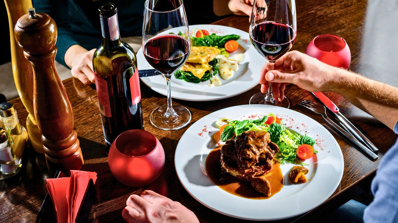 She Uses Dates to Try Expensive Restaurants for Free. I Warned Him Not to Buy Her Dinner.
