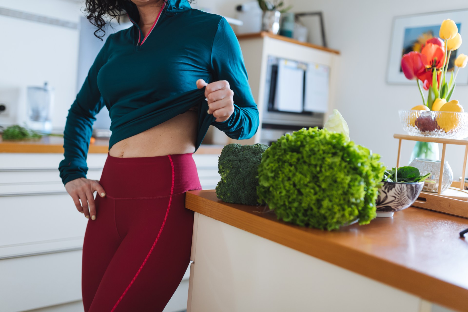 this-standing-abs-workout-strengthens-your-core-while-the-kettle-is-boiling
