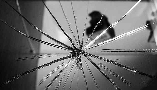 Cermin yang retak di tengah kota