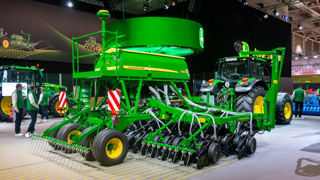 John Deere cuts 4,500 Iowa jobs, banks billions, ships $55M to Mexico<br><br>