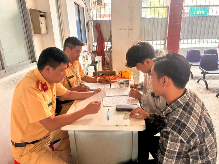 Vụ người đi xe máy ngăn cản cảnh sát giao thông: Không chấp hành đo nồng độ cồn