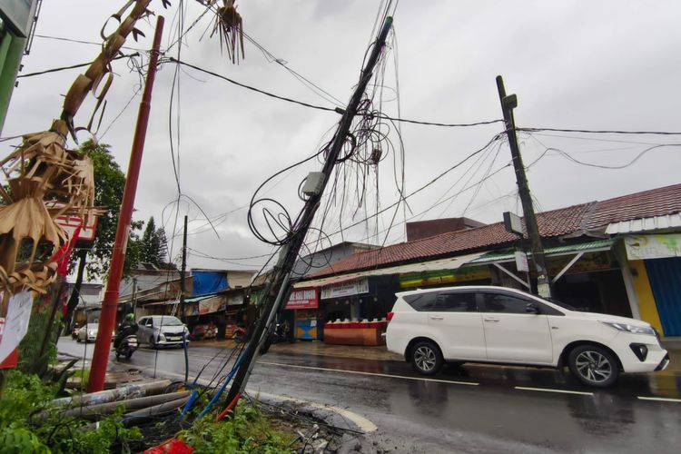Menanti pembenahan kabel semrawut yang bikin truk nyangkut di Ciputat