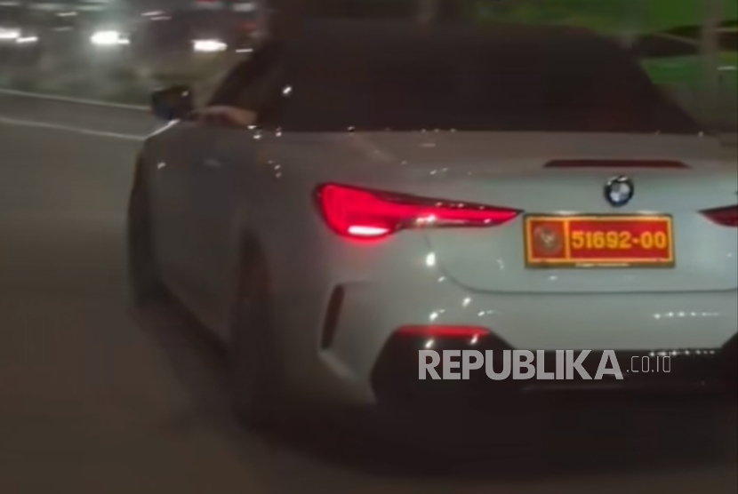 Fakta mobil BMW putih yang viral karena pengemudinya merokok menurut data Kemenhan