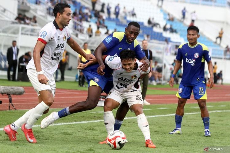 Putus rantai sial di kandang! Arema FC sukses gulung Persik Kediri 2-1 di Kanjuruhan!