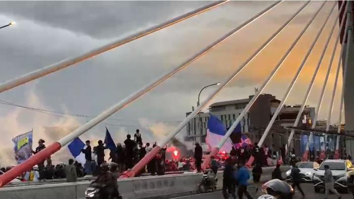 Euforia Bobotoh rayakan kemenangan Persib Bandung atas Persija, konvoi dari Stadion GBLA