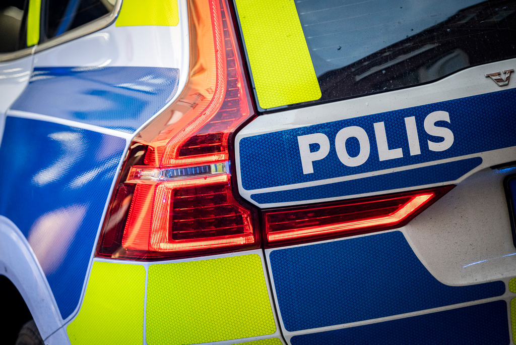 Skottlossning I Osby Man Skjuter Fr n Villa