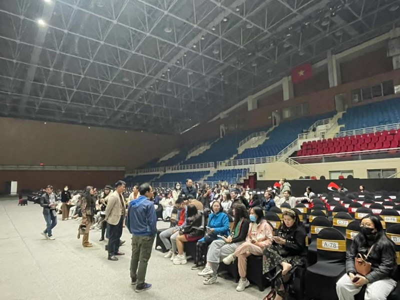 Đêm nhạc ở Hà Nội hủy phút chót, khán giả phẫn nộ: Như trò hề