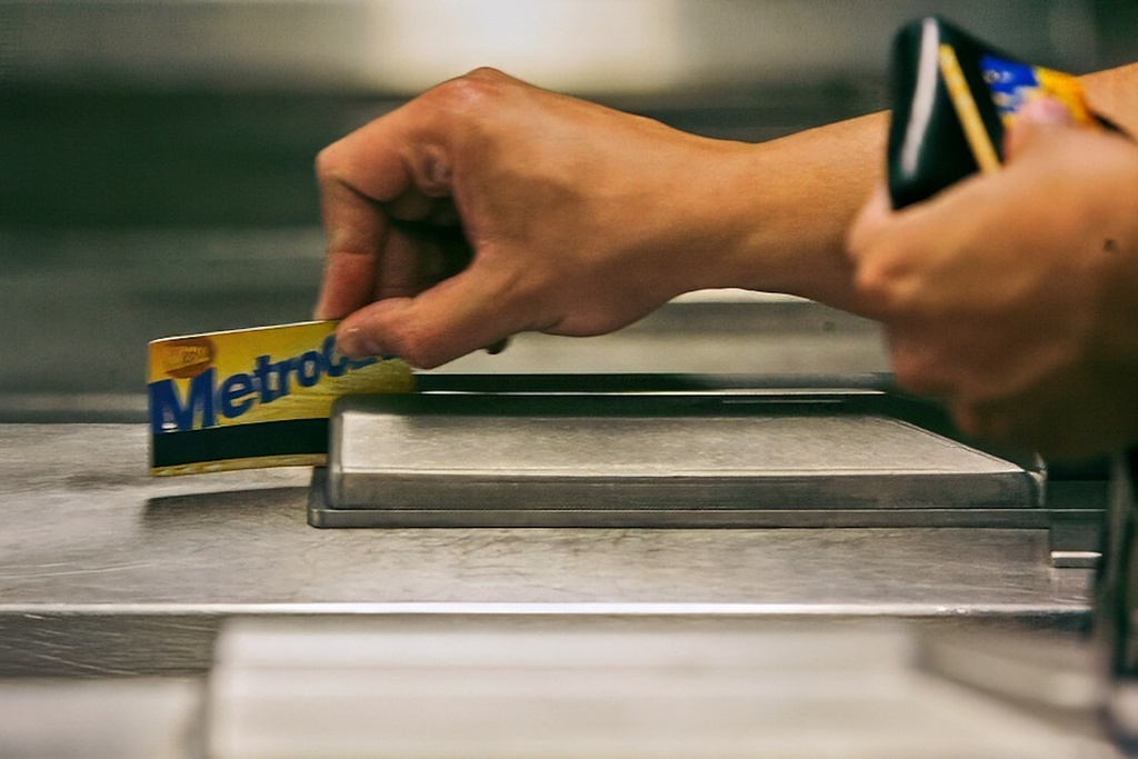 New York subway ends its MetroCard era and switches fully to tap-and-go fares<br>