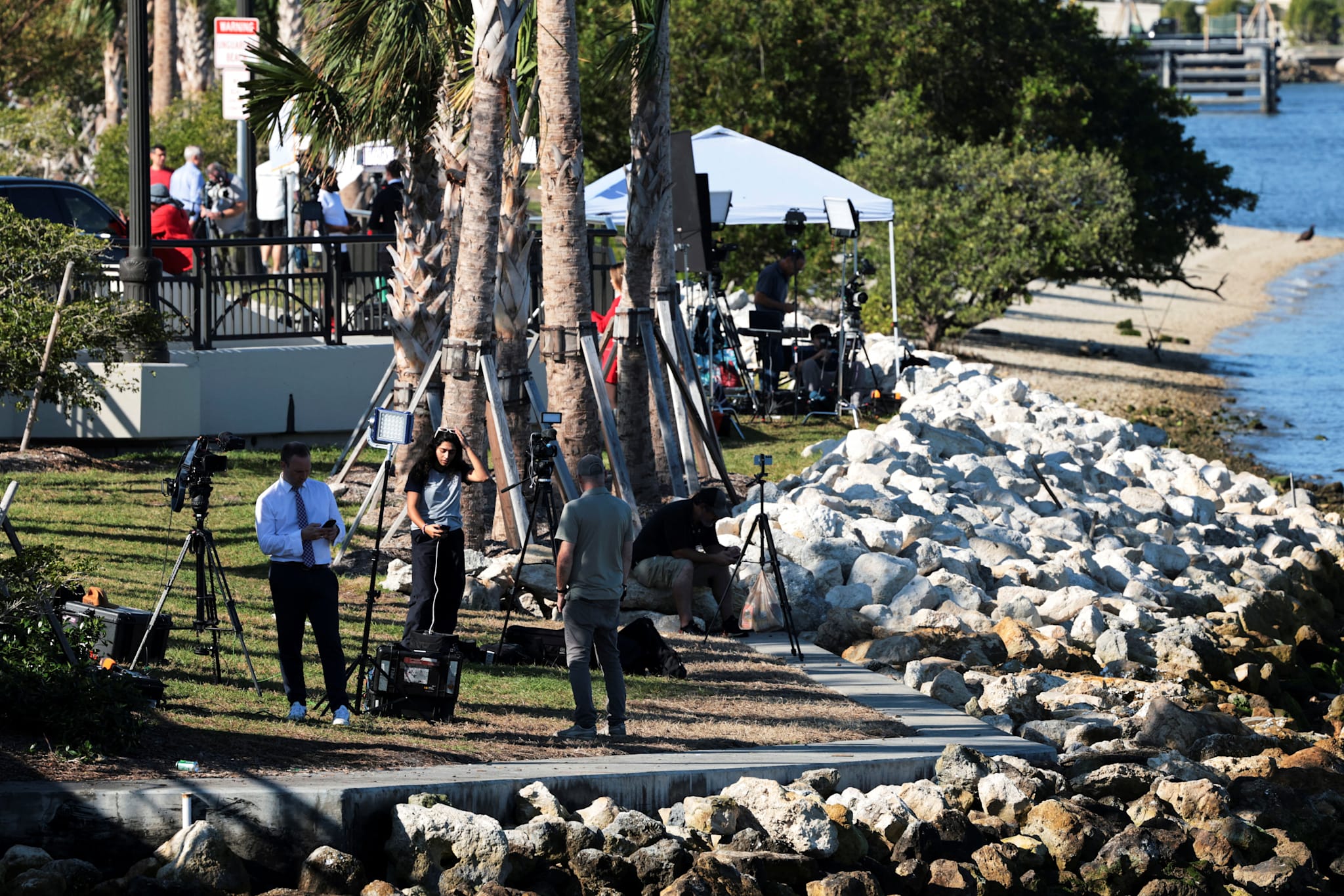 Pressevertreter richten sich rund um Trumps Anwesen ein