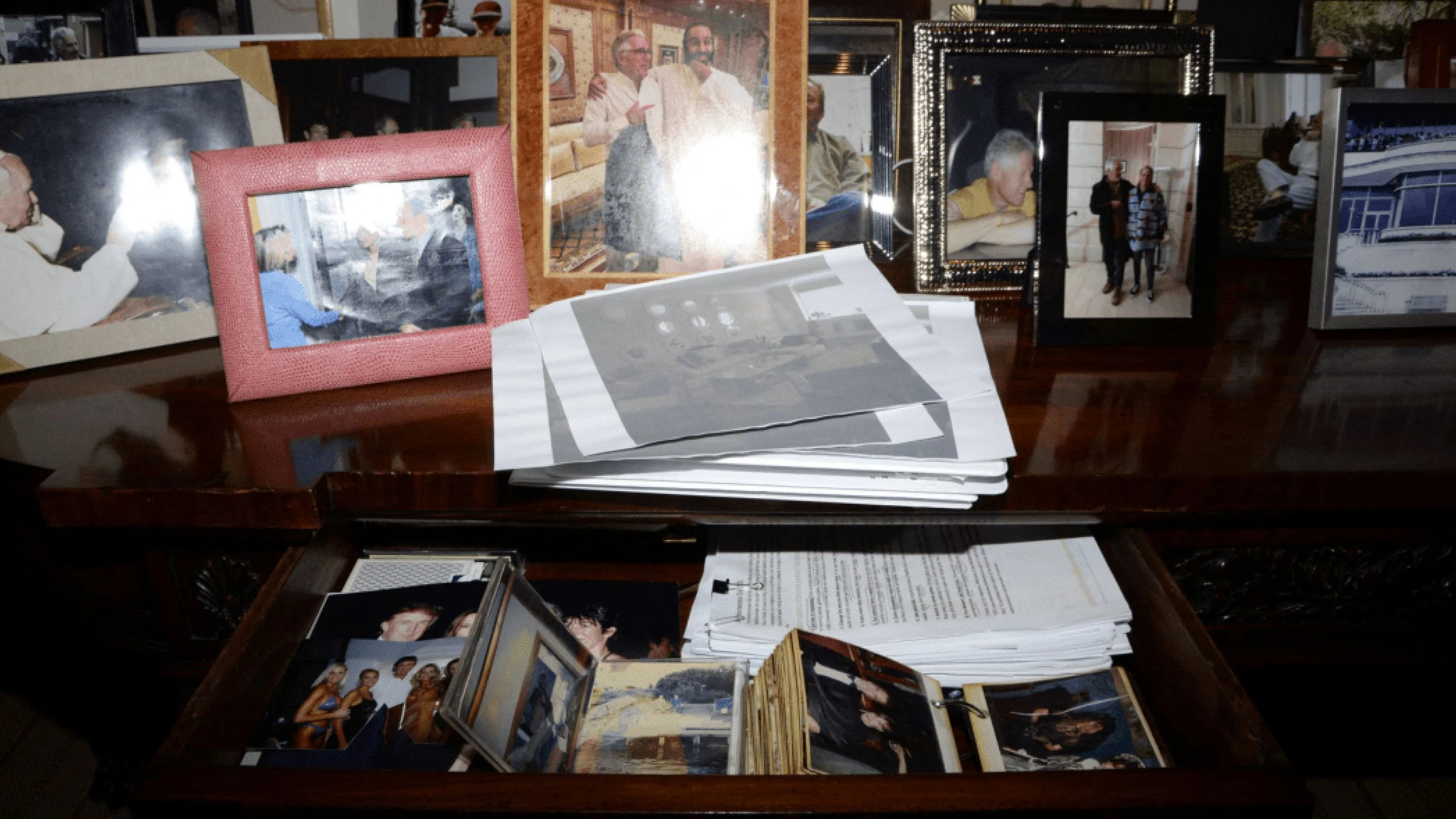 Bilderparade aus den Akten: Epsteins Schreibtisch in seiner Wohnung in Manhattan.